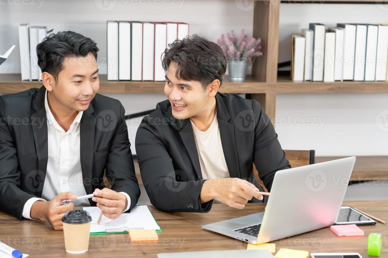 grupo de amizade de trabalho em equipe brainstorming união. diversidade parceiro de negócios pessoas trabalho em equipe de mãos dadas juntos poder da tag team. colegas sorridentes felizes com crachás empilhando as mãos. foto