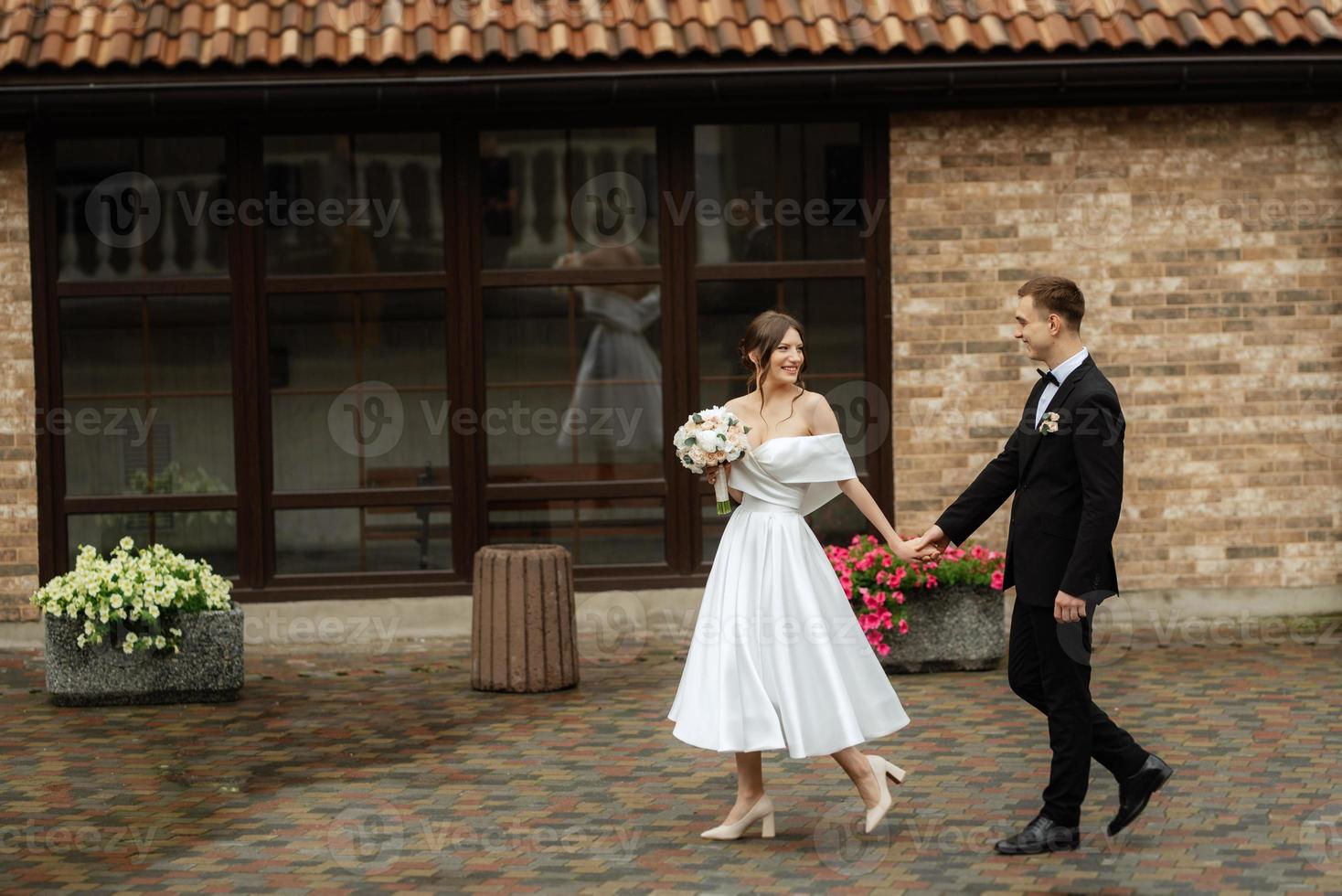 jovem casal noiva e noivo em um vestido curto branco foto