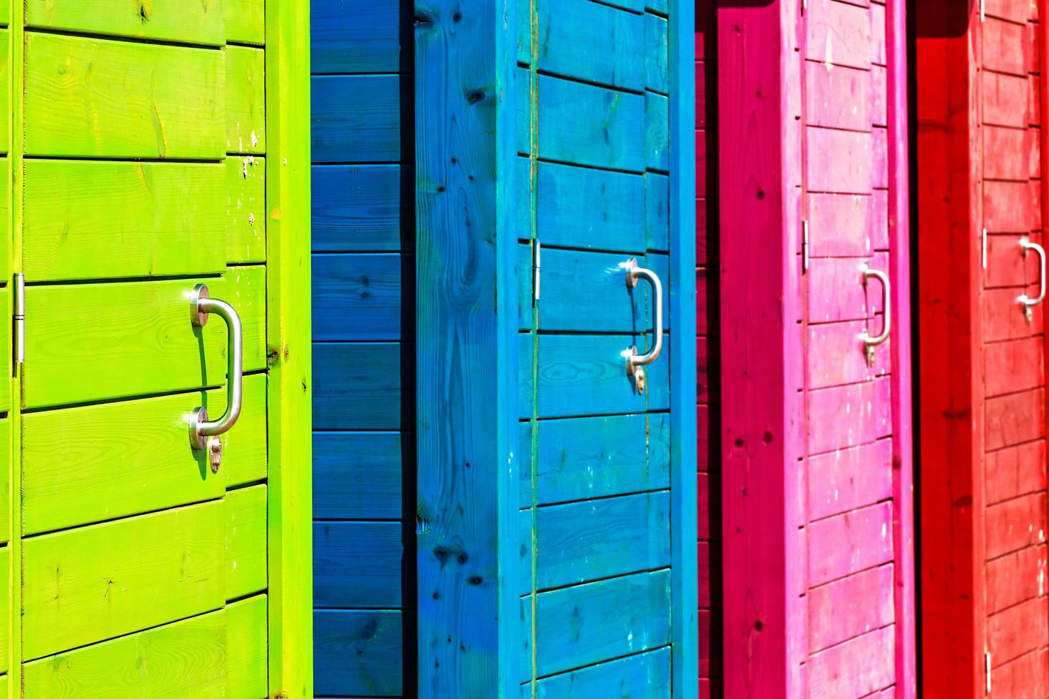 closeup de belas cabines de praia coloridas. imagem horizontal. foto