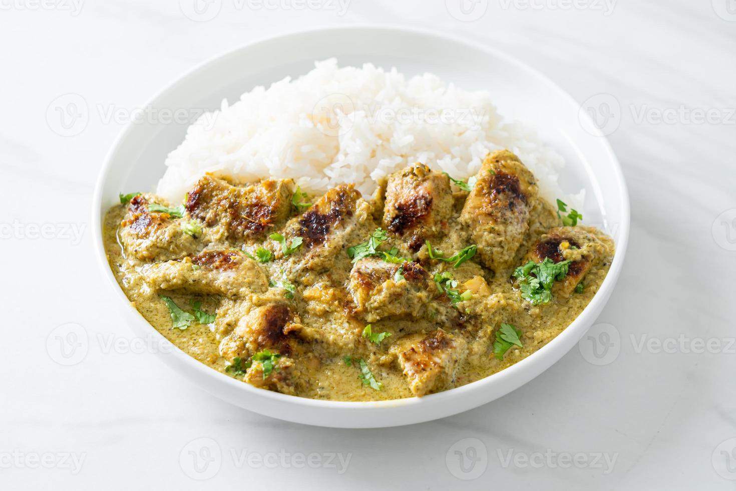 frango afegão em curry verde ou frango tikka hariyali hara masala com arroz foto