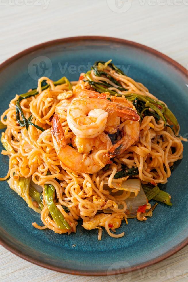 sukiyaki de macarrão instantâneo frito com camarões foto