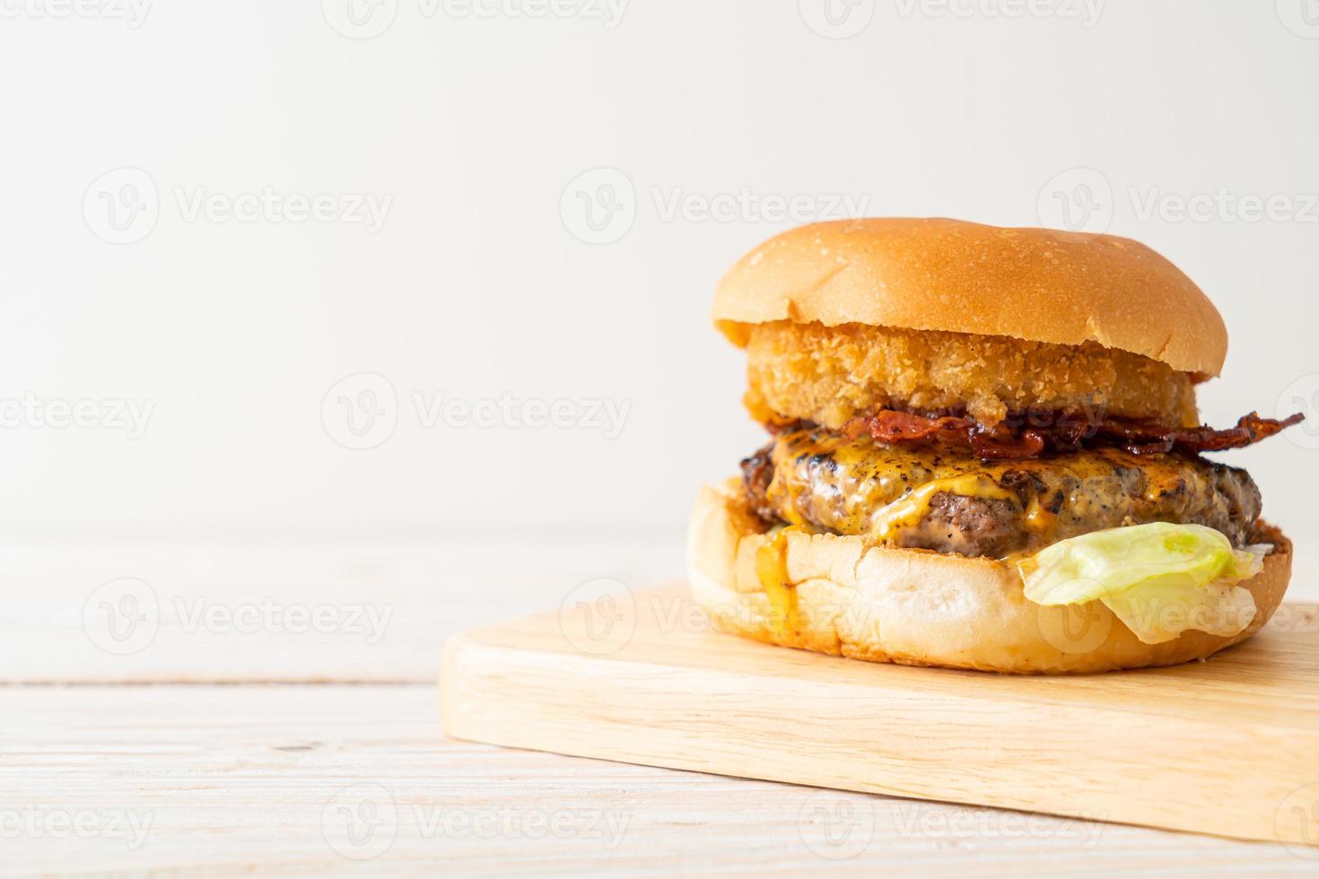 hambúrguer de carne com queijo, bacon e anéis de cebola foto