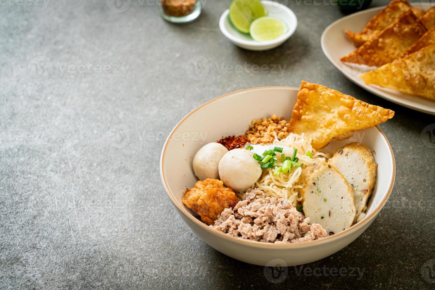 macarrão de ovo picante com bolinho de peixe e bolinho de camarão sem sopa foto