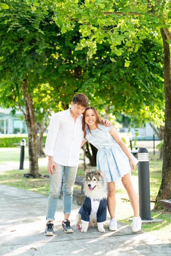 casal asiático ama com cachorro foto