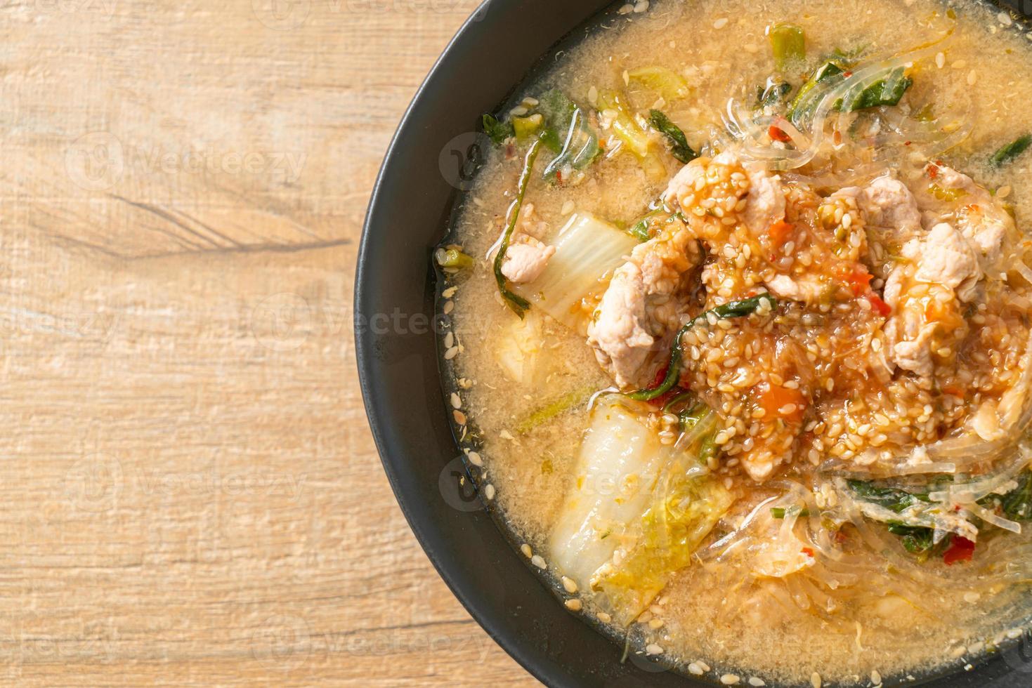 sopa sukiyaki com carne de porco em estilo tailandês foto