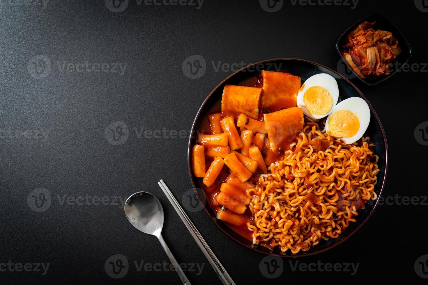 macarrão instantâneo coreano com bolo de arroz coreano e bolo de peixe e ovo cozido foto