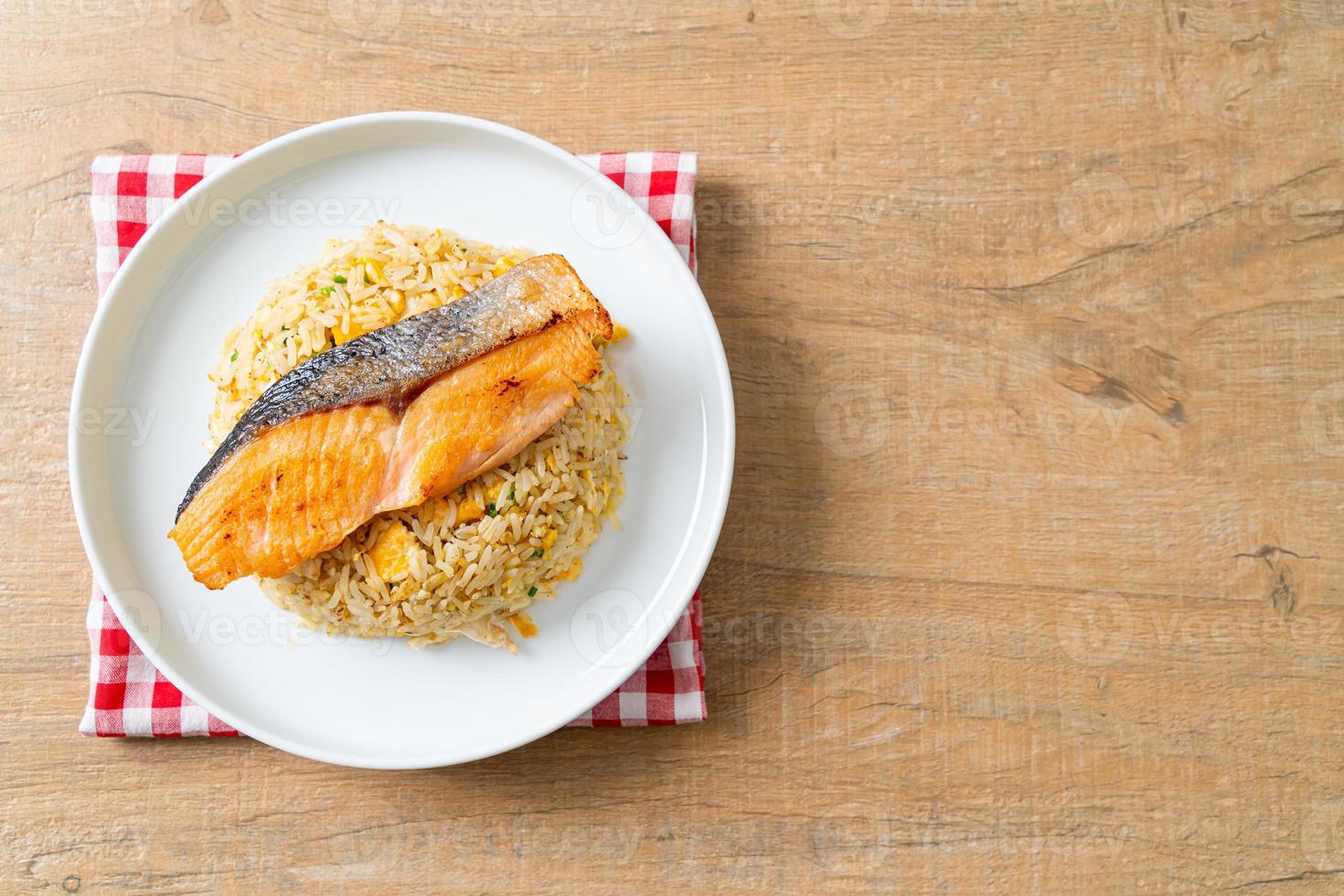 arroz frito com filé de salmão grelhado foto