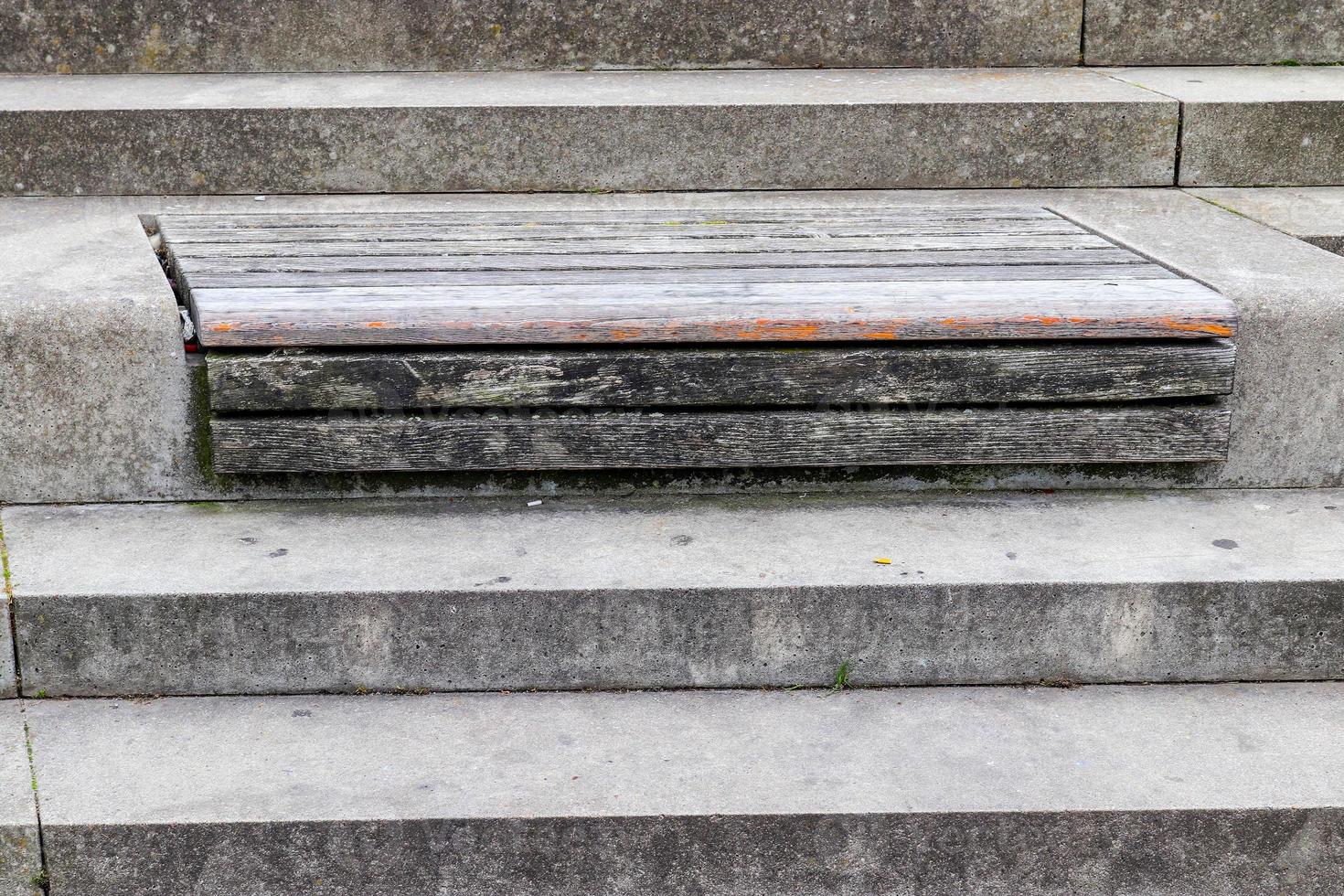 diferentes vistas ao ar livre em escadas de concreto, madeira e metal. foto