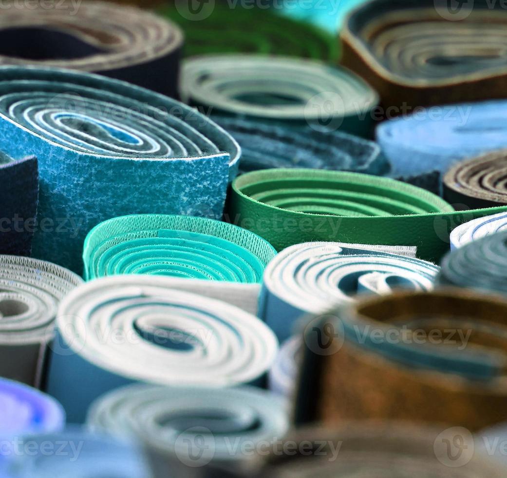vista detalhada de perto em amostras de tecidos e tecidos em cores diferentes encontradas em um mercado de tecidos foto