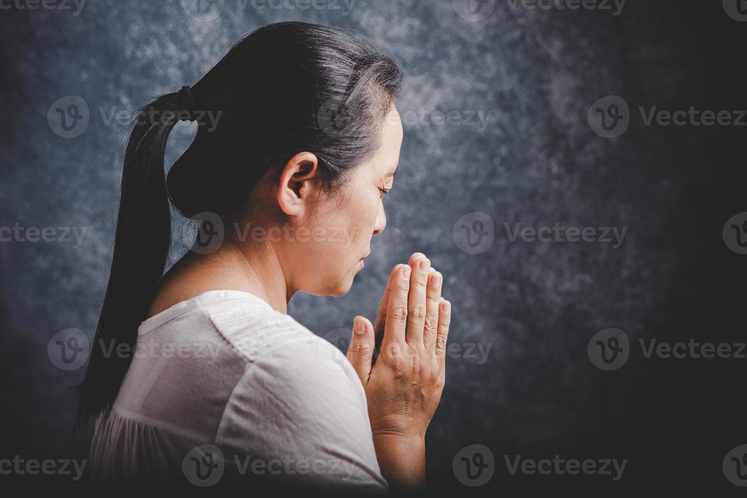 mulher orar por deus bênção para desejar ter uma vida melhor foto