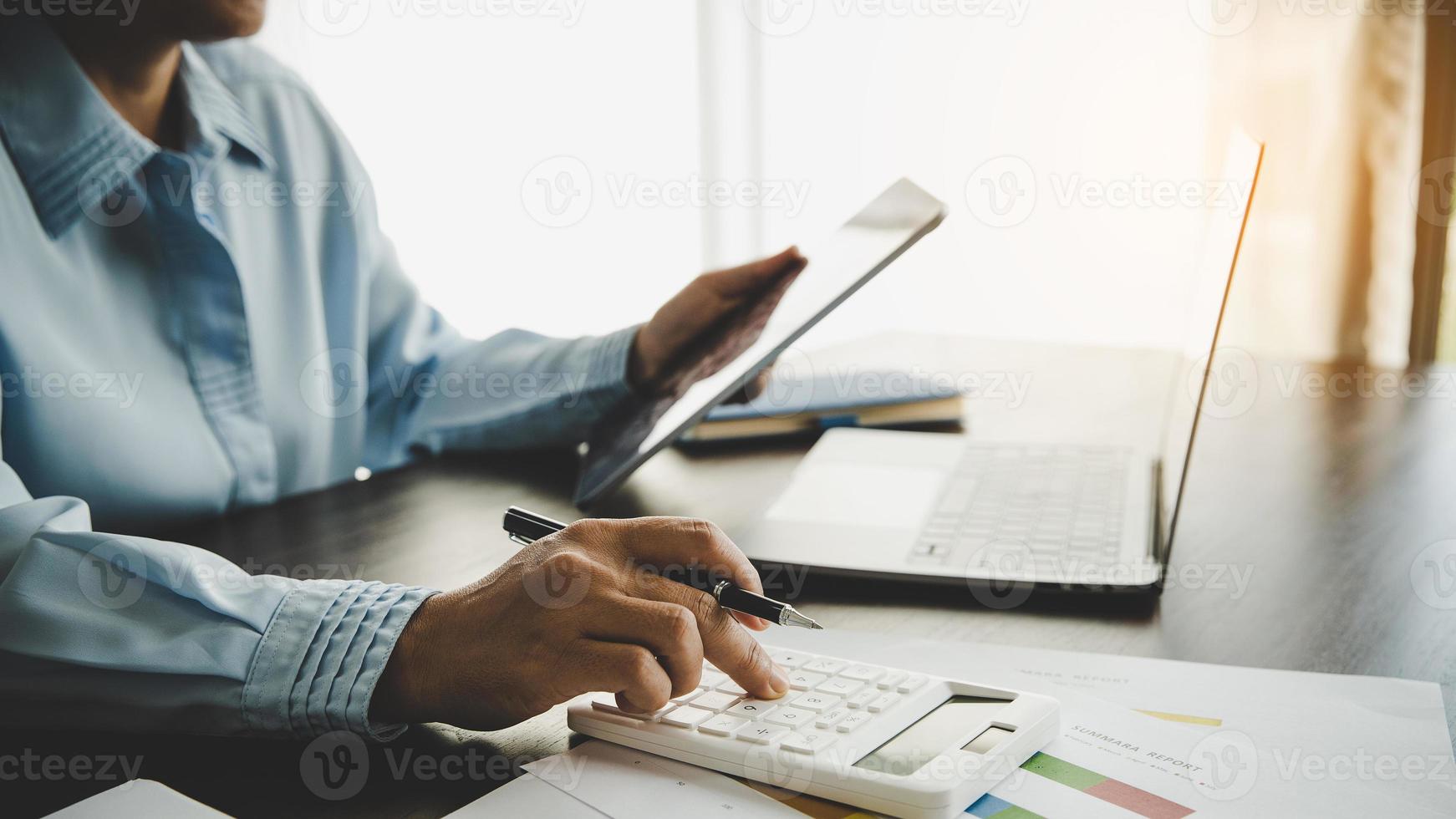 empresária profissional trabalhando na mesa no escritório. mulher de negócios mão análise gráfico documento financeiro em papelada com dados do gráfico e relatório de crescimento de marketing na mesa. foto