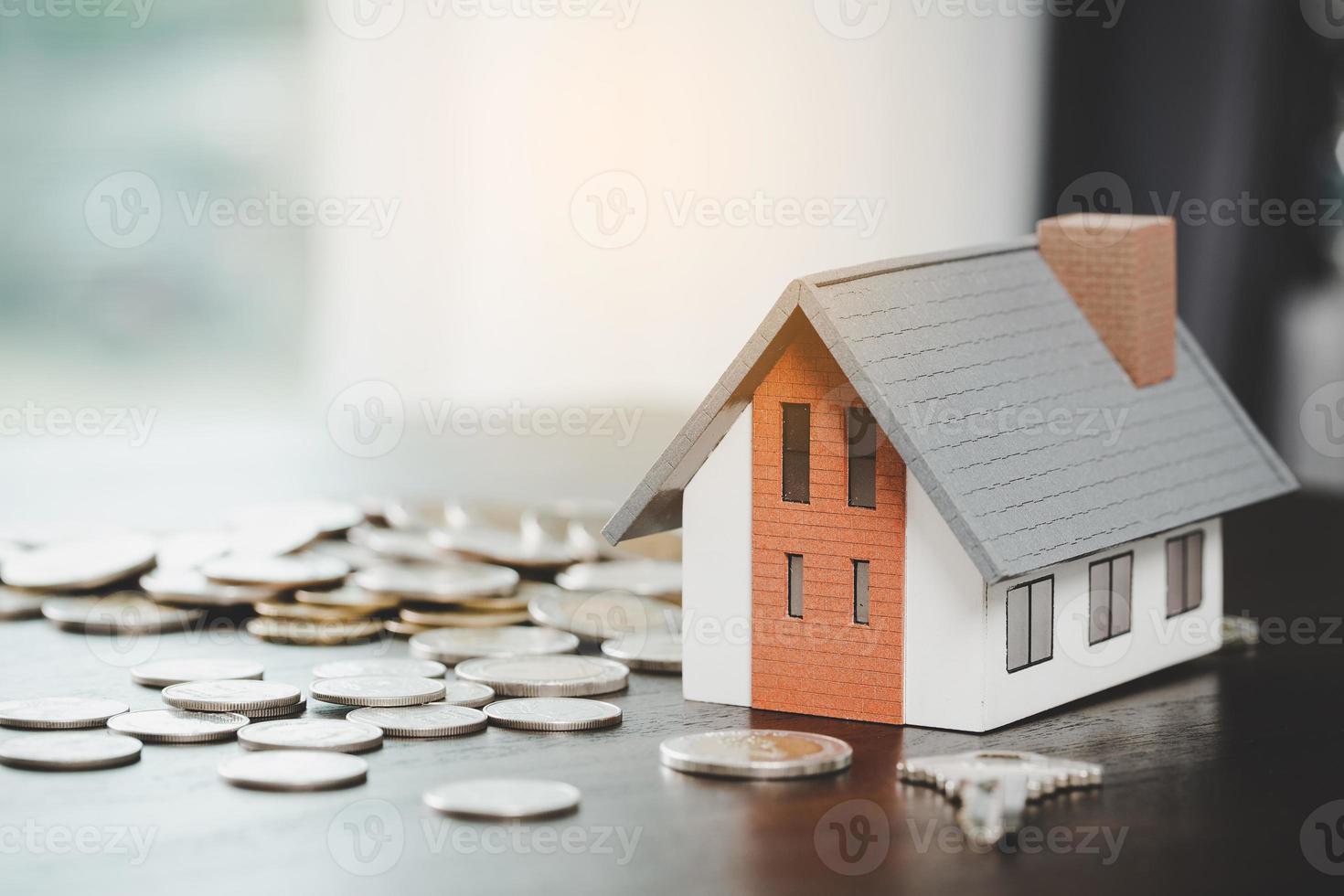 agente imobiliário oferece modelo de casa de mão com chave para cliente e compra ou venda de casa. conceito de empréstimo e seguro de aprovação de empréstimo hipotecário. espaço de cópia foto