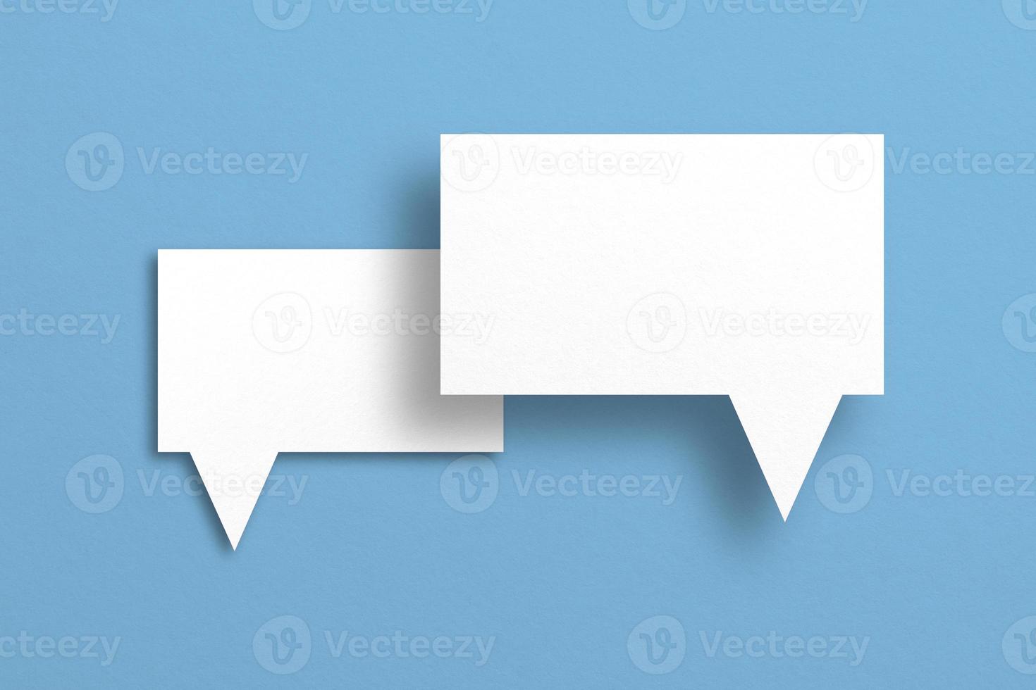 papel branco com bolhas do discurso isoladas em bolhas de comunicação de fundo azul foto