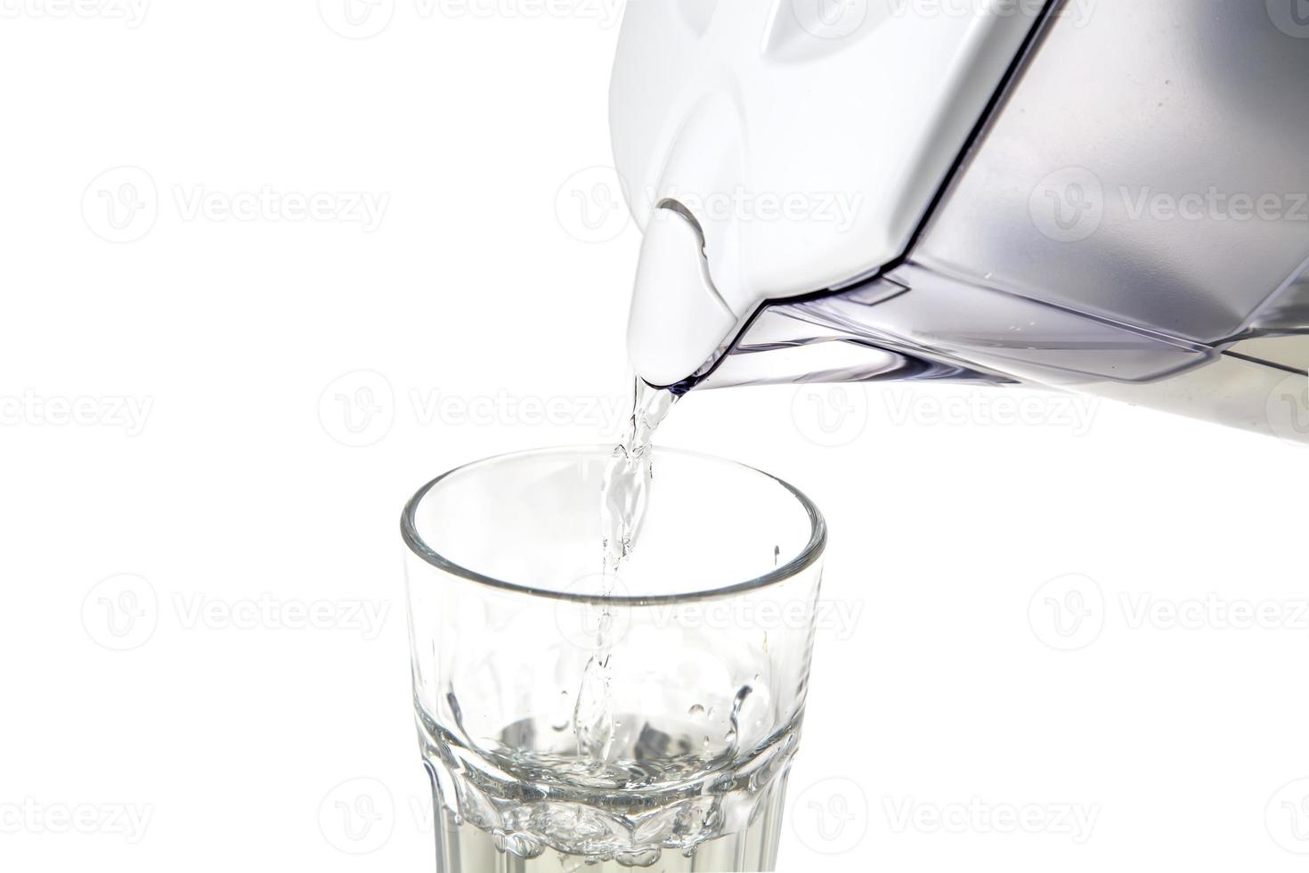 jarro de agua com vidro foto