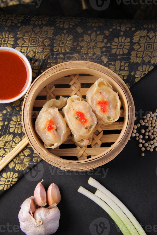 dim sum de frango com molho delicioso, comida chinesa saborosa e suculenta foto