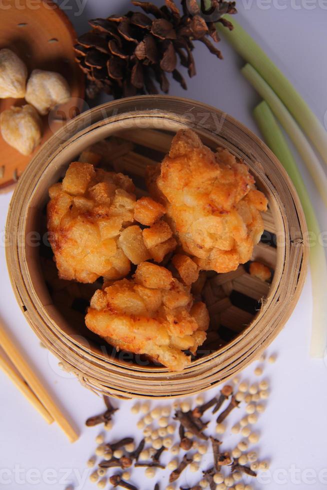 deliciosa comida chinesa dim dum ekado com molho saboroso para o seu foto