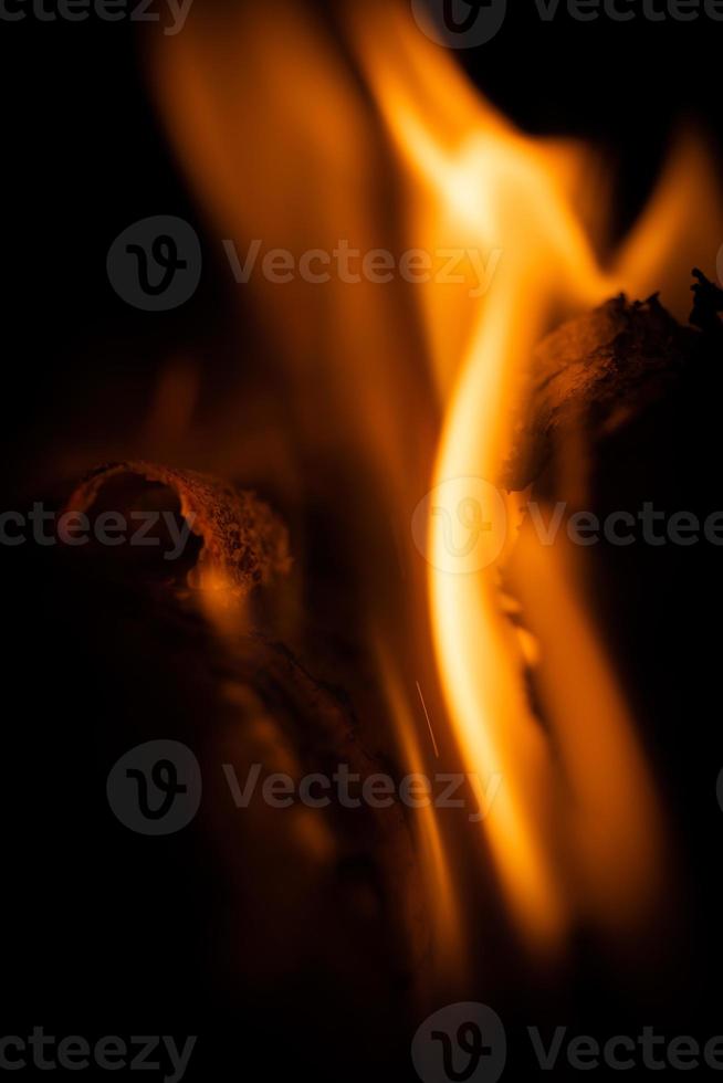 close-up de fogo e textura de detalhes de cor amarela laranja vermelha e forma abstrata em fundo preto foto