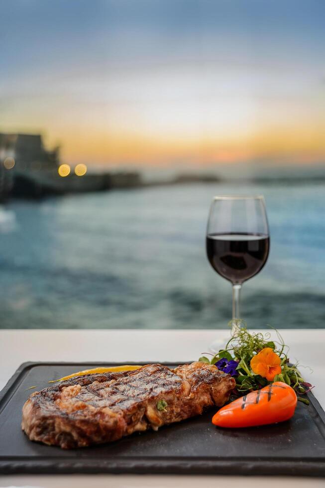 lugar de jantar romântico com vista panorâmica idílica do mar mediterrâneo foto