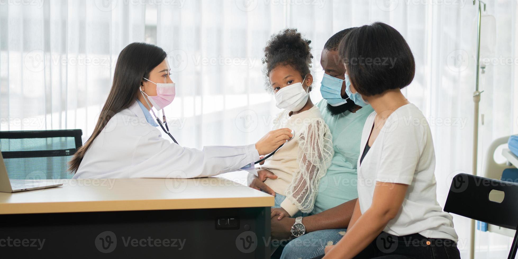 médica pediatra de mulher asiática segura estetoscópio para exame de uma menina paciente e pulmões de coração de criança, bom médico de família visitando criança em casa, saúde e medicina para o conceito de infância. foto