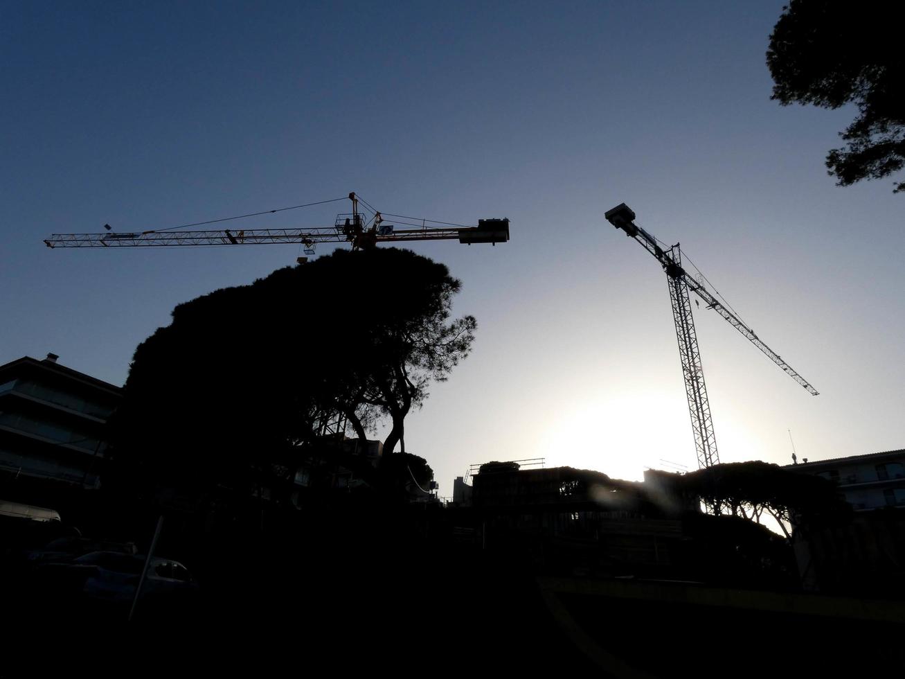 guindaste no trabalho em um canteiro de obras transportando materiais foto