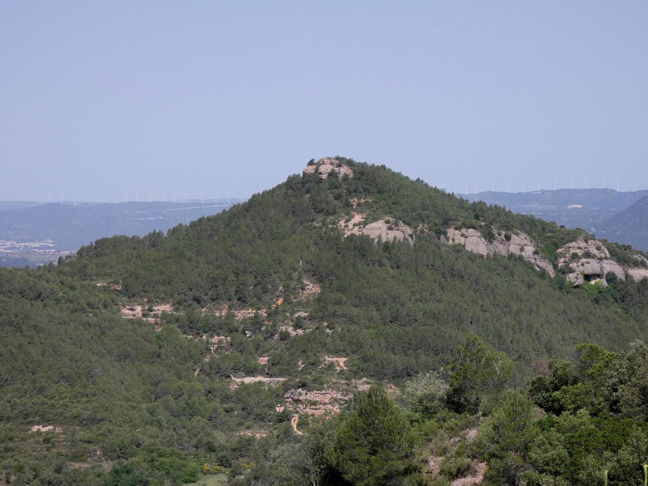vistas panorâmicas do vale de montserrat ao norte da cidade de barcelona. foto