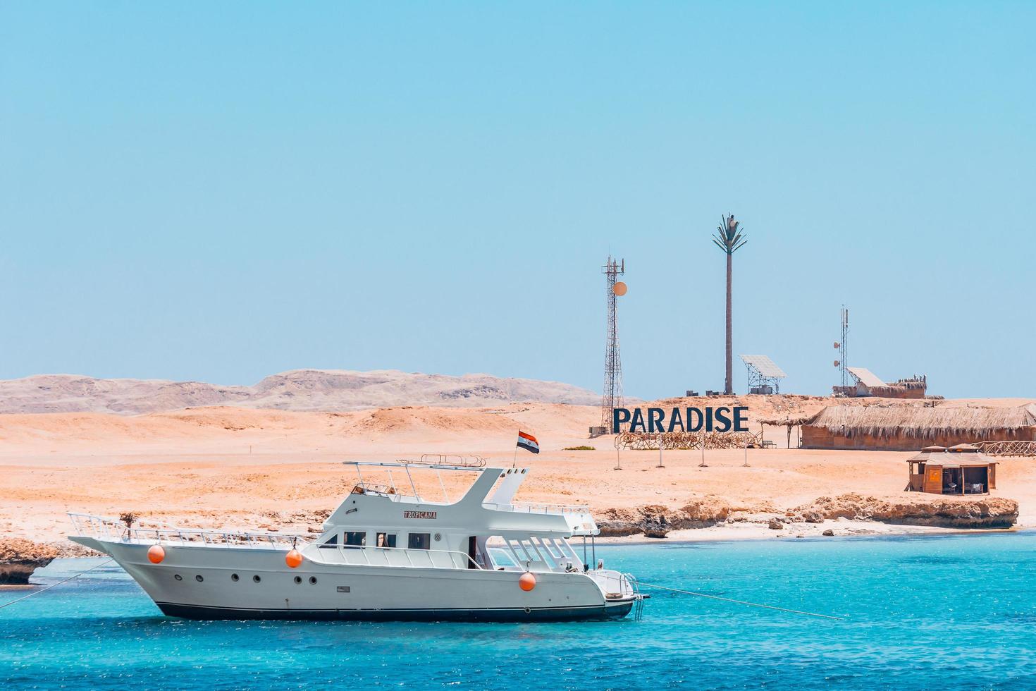 hurghada, egito - 3 de agosto de 2014 navio branco perto da ilha paradisíaca foto