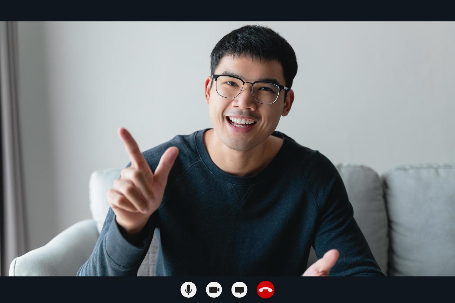 homem feliz de retrato trabalhando em casa por reunião de videoconferência falando e olhando para a câmera. cumprimentando a família ou amigos foto