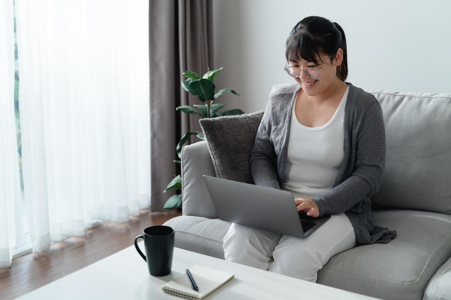 mulher usando laptop trabalhando em home office ou local de trabalho. foto