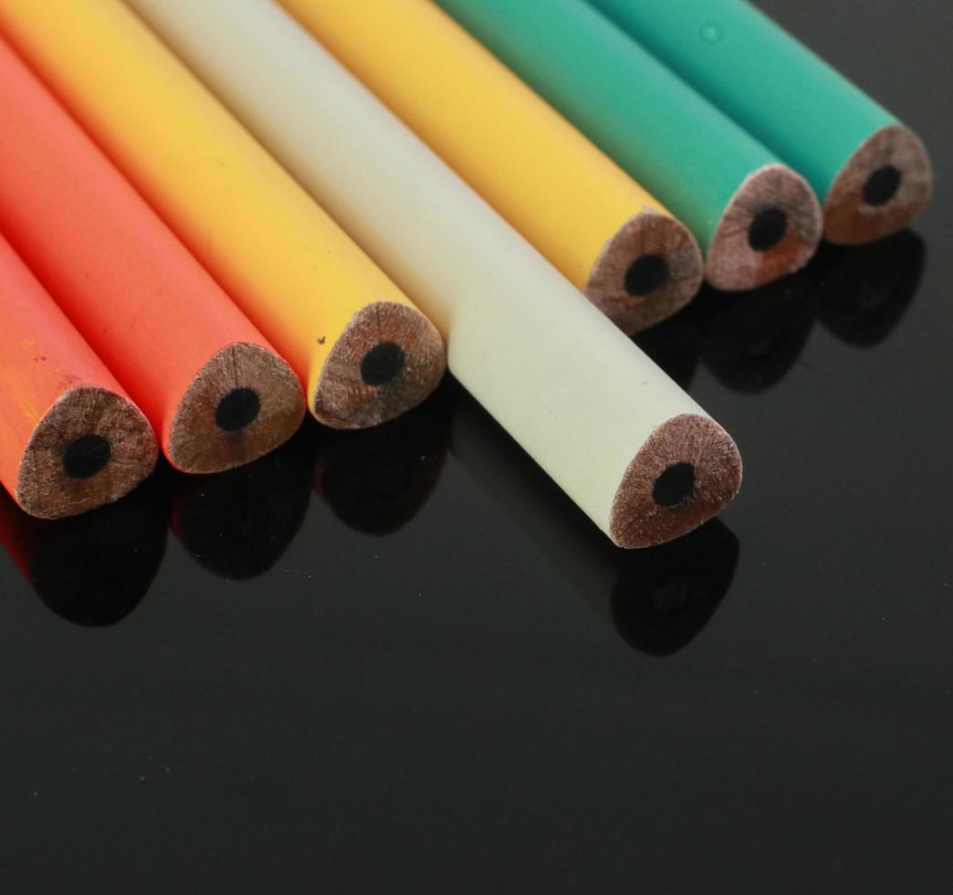 vista de perto de novos lápis de carbono coloridos isolados foto