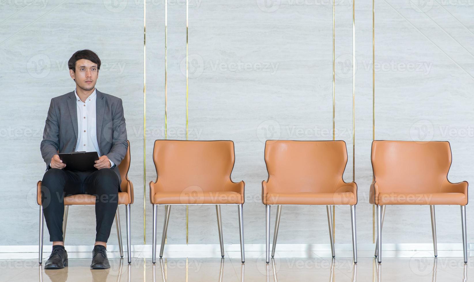 empresários asiáticos estão estressados por esperar uma entrevista de emprego. foto