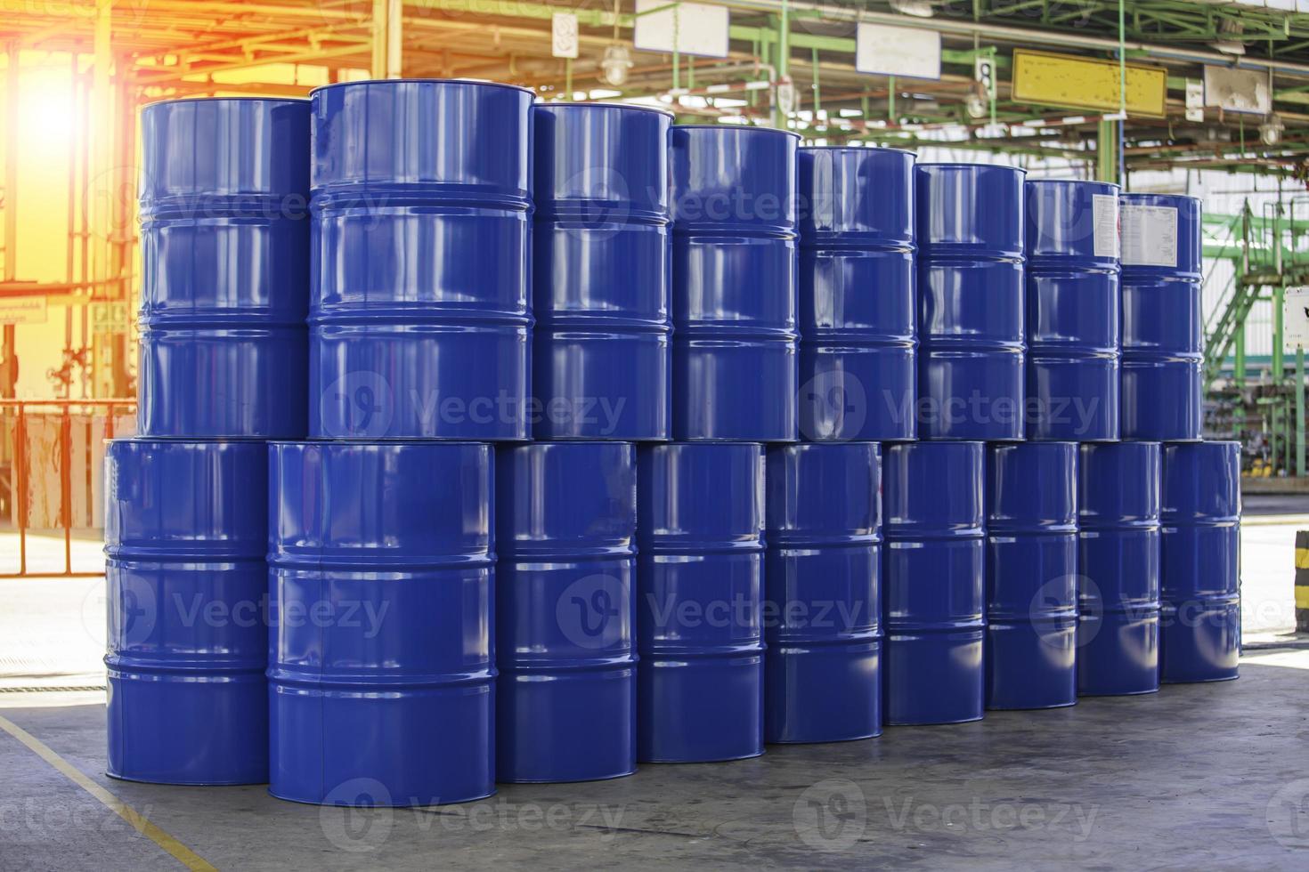 barris de óleo verde ou símbolo de advertência tambores químicos verticais foto