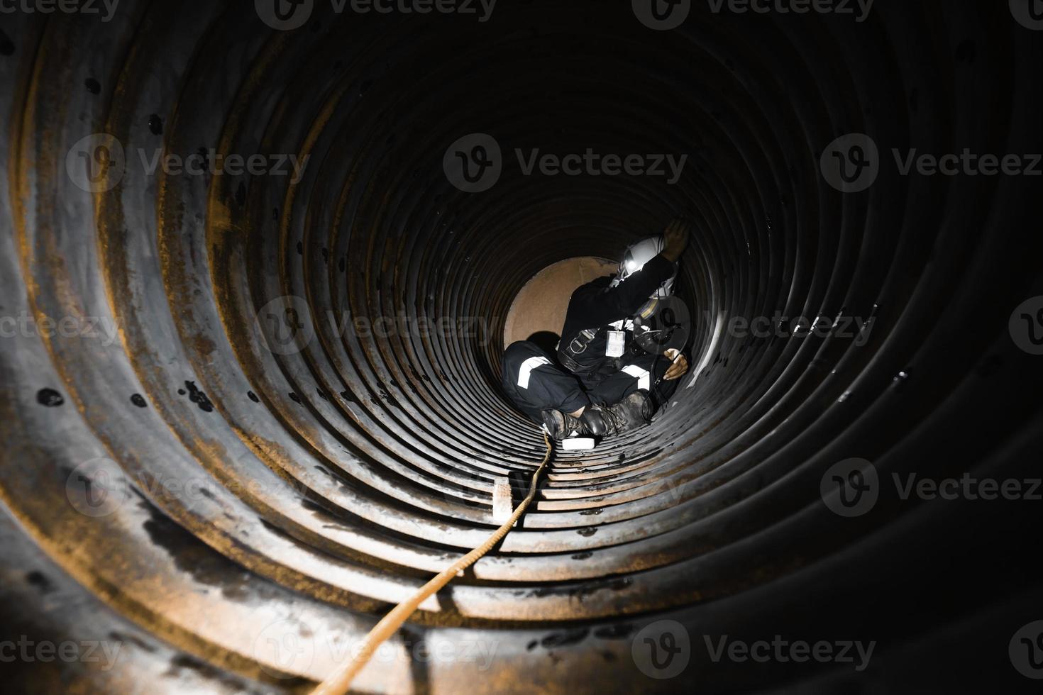 a inspeção do trabalhador masculino mediu a espessura circular do tubo da bobina da espessura mínima da varredura da caldeira foto