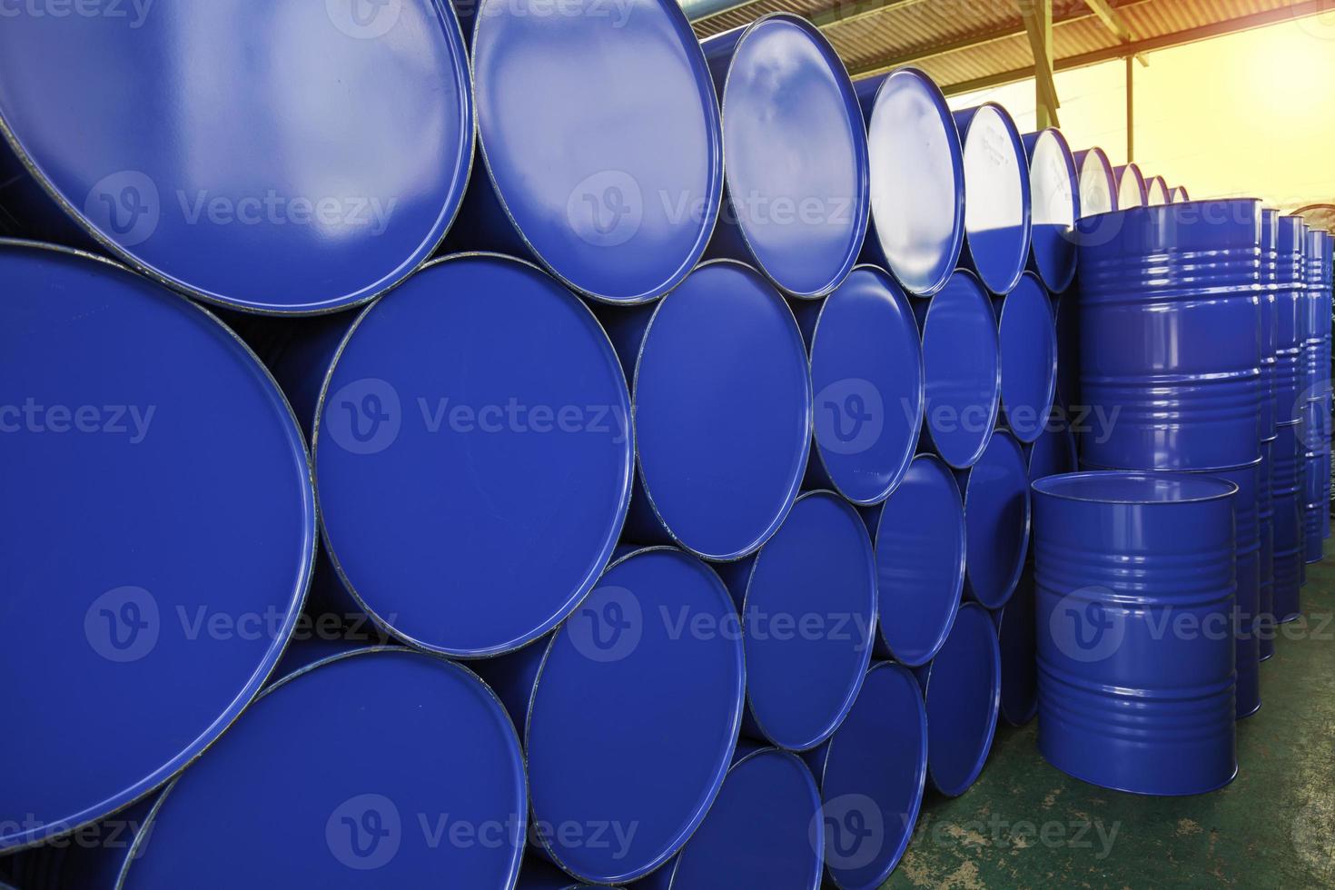 barris de óleo azul ou tambores químicos foto