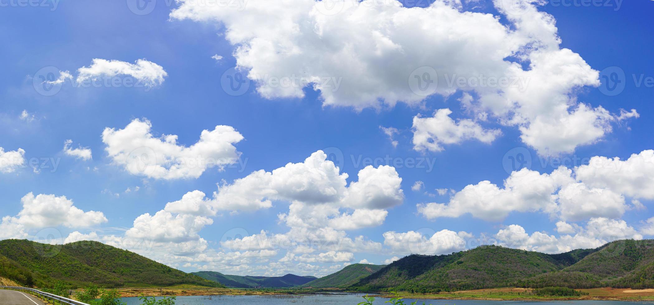 panorama nuvens fofas contra no céu azul foto