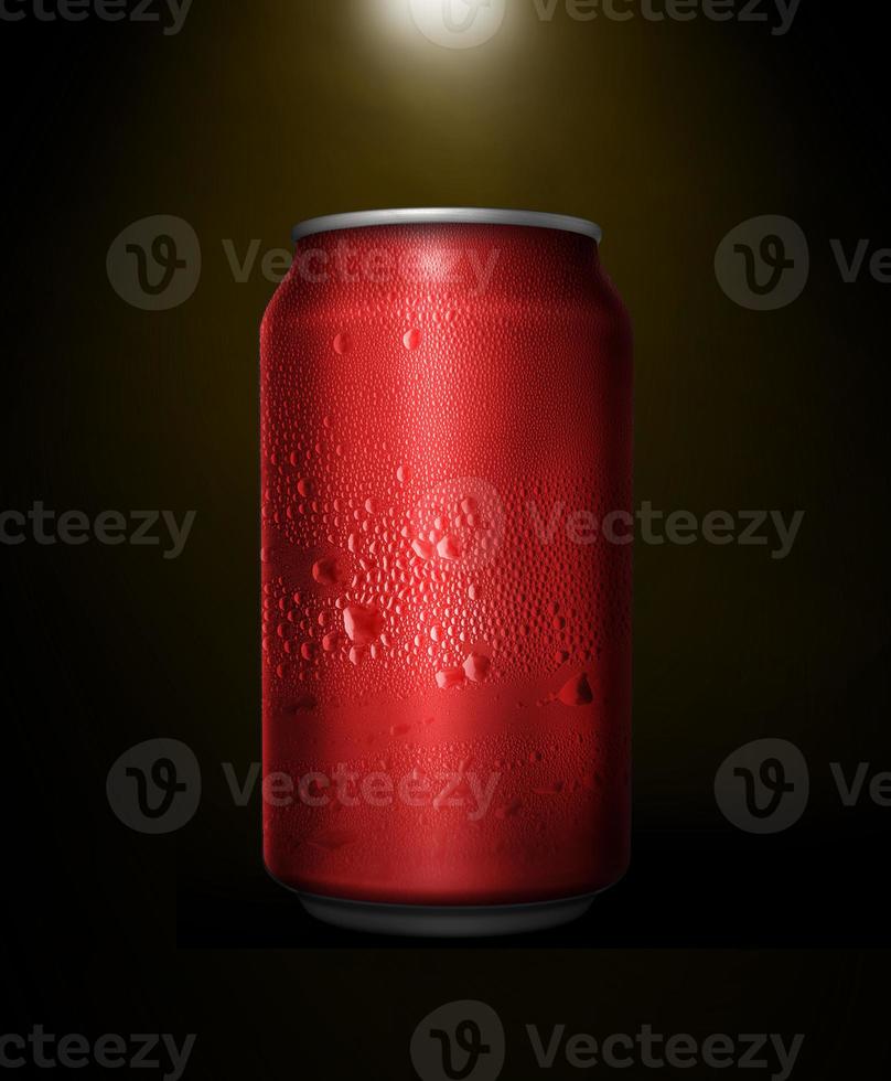 conceito de sede e saciar a sede. lata de metal vermelha com cola ou cerveja. gotas de condensação na superfície foto
