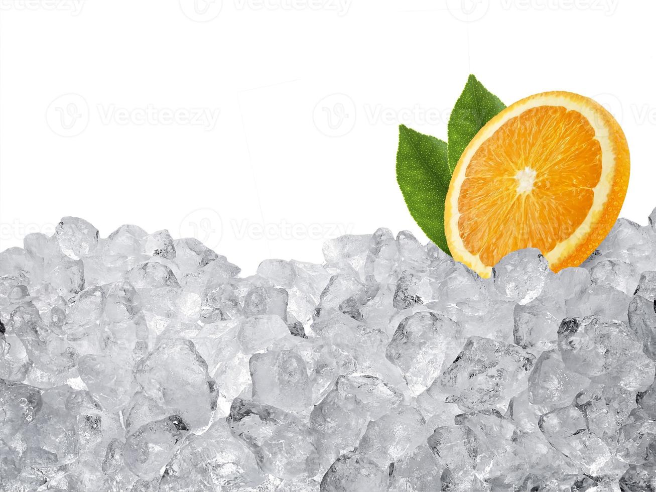 laranja fresca no fundo de cubos de gelo foto