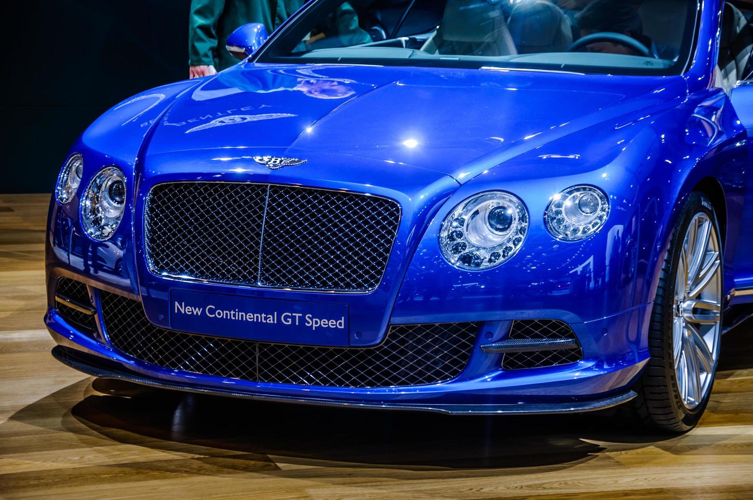 moscou, rússia - agosto de 2012 bentley continental gt speed 2ª geração apresentada como estreia mundial no 16º salão internacional de automóveis mias moscou em 30 de agosto de 2012 em moscou, rússia foto