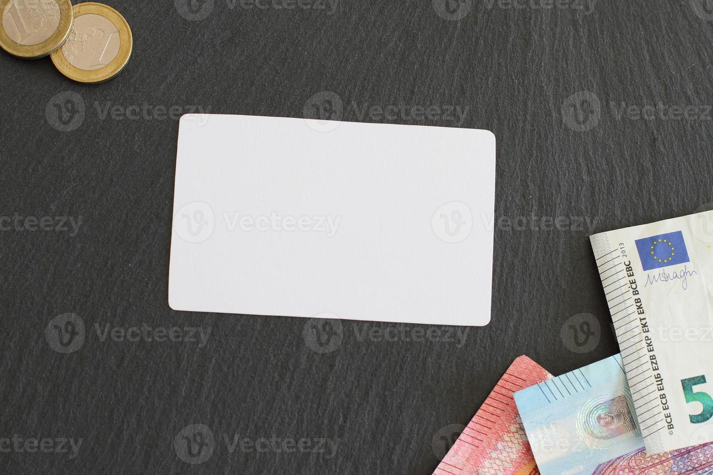 cartão de crédito simulado papel na mesa com dinheiro do euro foto