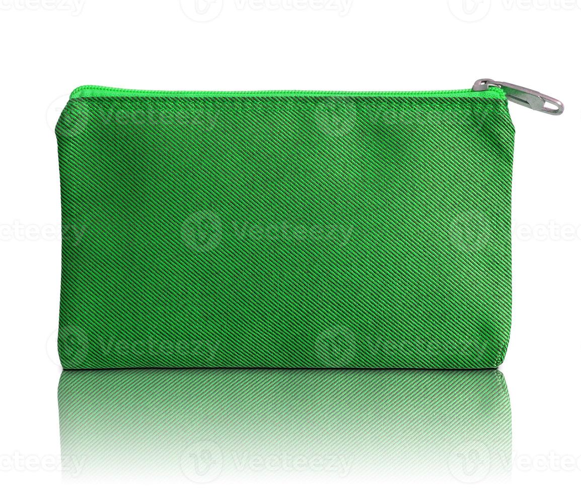 bolsa de tecido verde com zíper no fundo branco foto