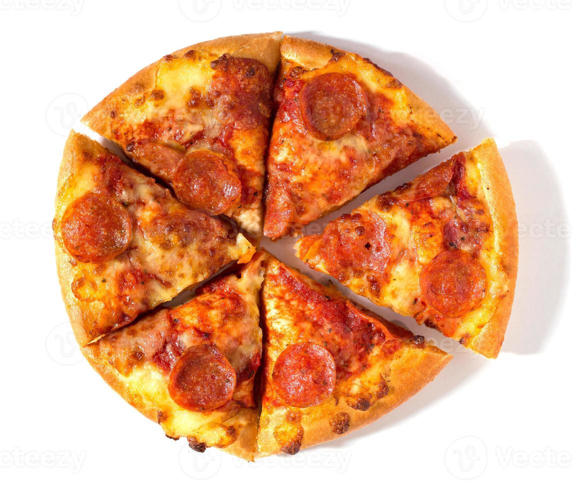 pizza de calabresa em fundo branco foto