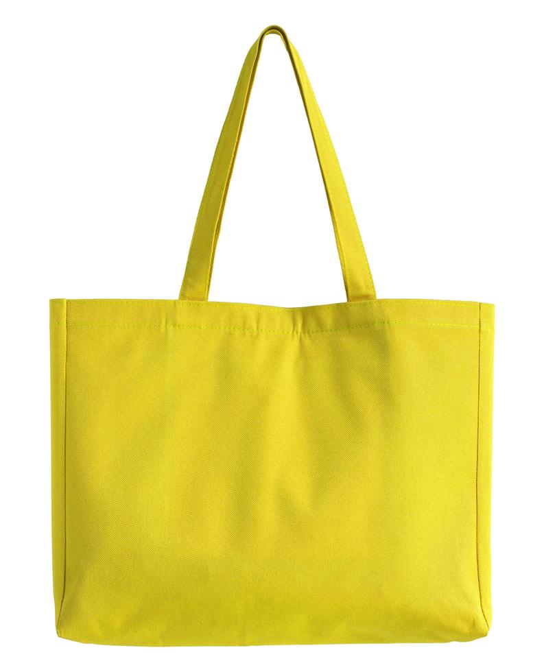 saco de tecido amarelo isolado em branco com traçado de recorte foto