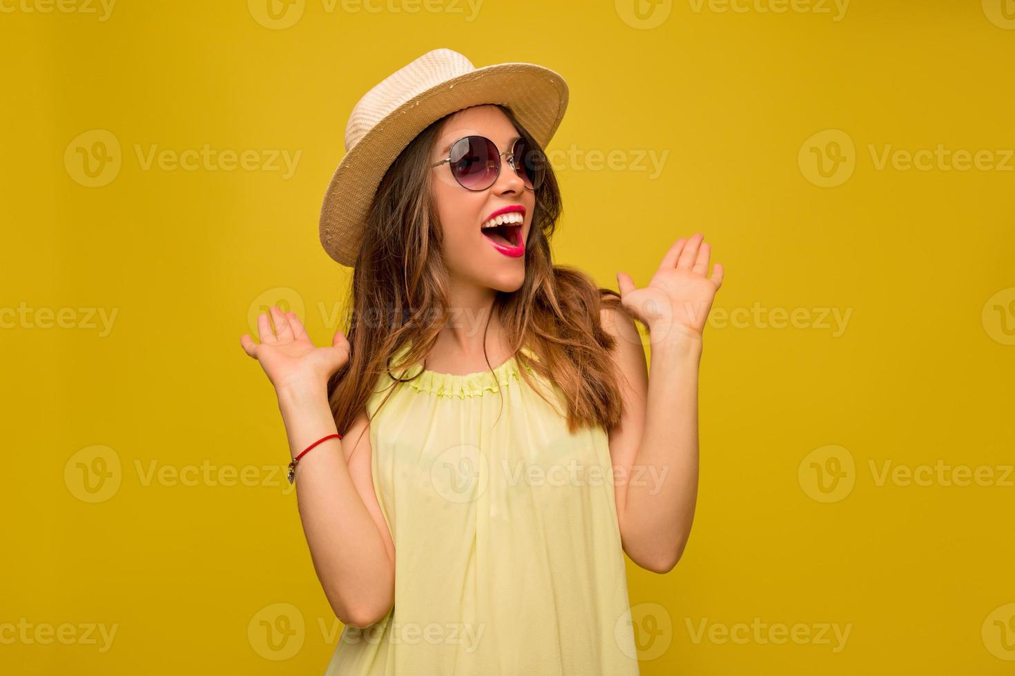 retrato interior de boca aberta linda garota animada com emoções surpresas posando em fundo amarelo vestido de chapéu e vestido de verão. verão, emoções verdadeiras, viajando, feliz, sorrir foto