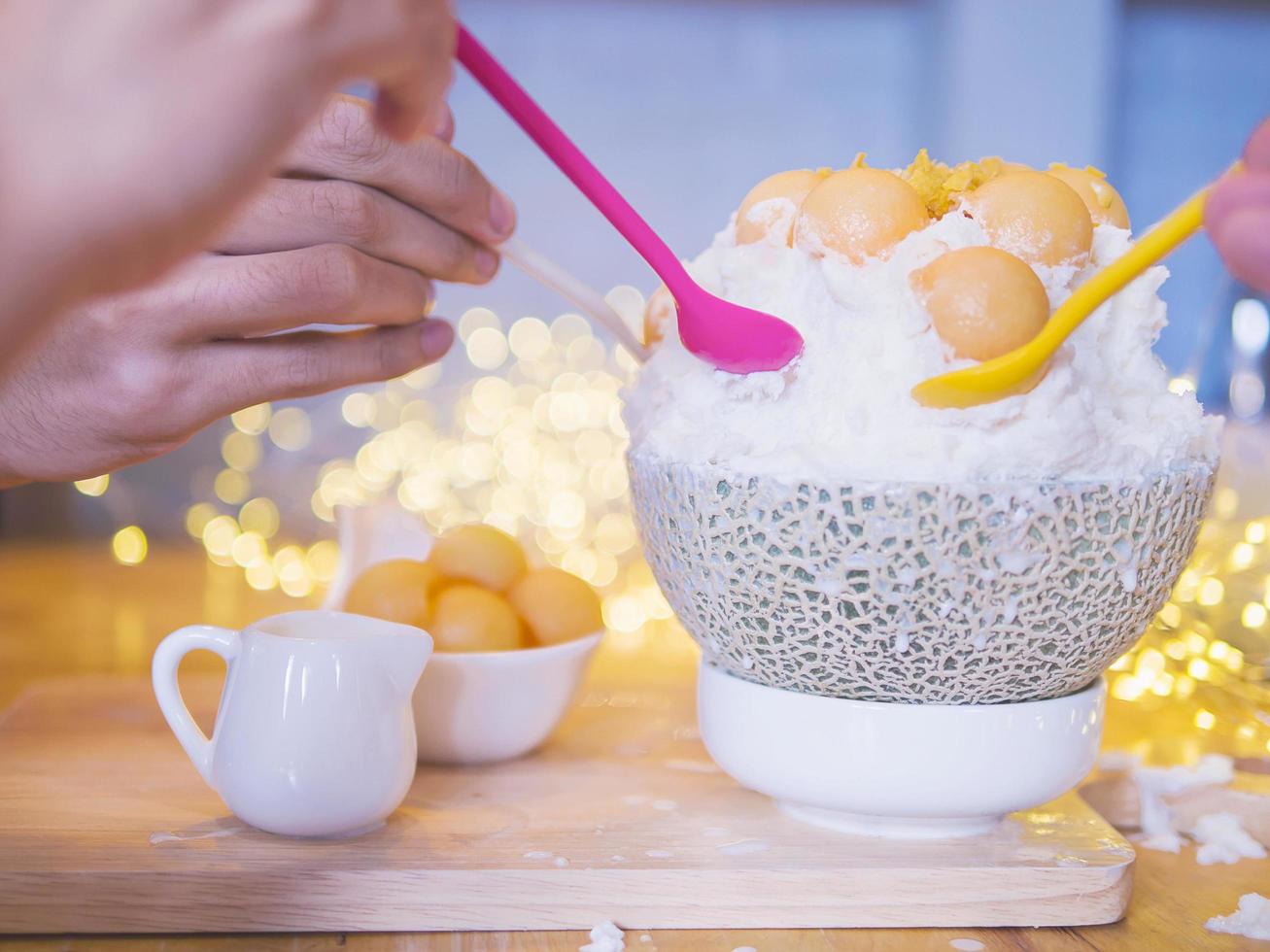 servido sorvete de neve bigsu favorito de melão pronto para ser comido foto