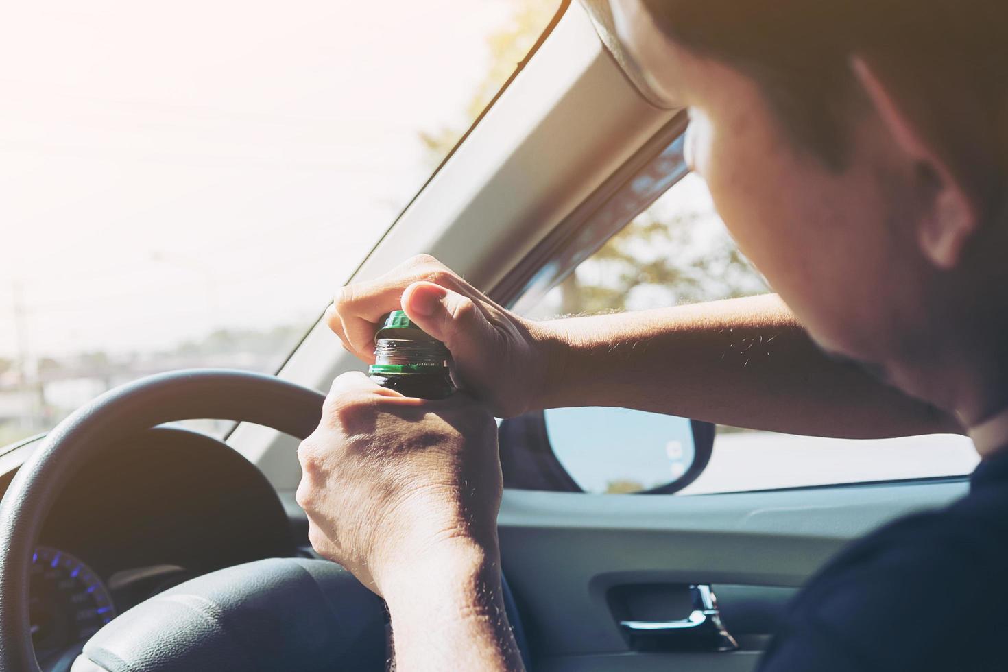 homem tomando bebida saudável enquanto dirige cuidado para refresco acordado e unidade robusta - dirija com segurança com algum conceito de bebida refrescante foto