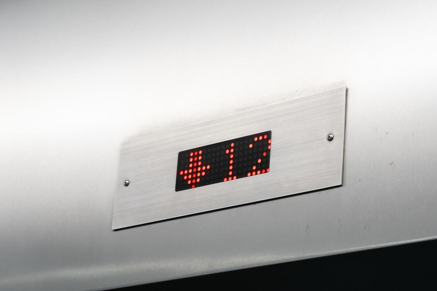 vista do monitor mostra o número do andar no elevador foto