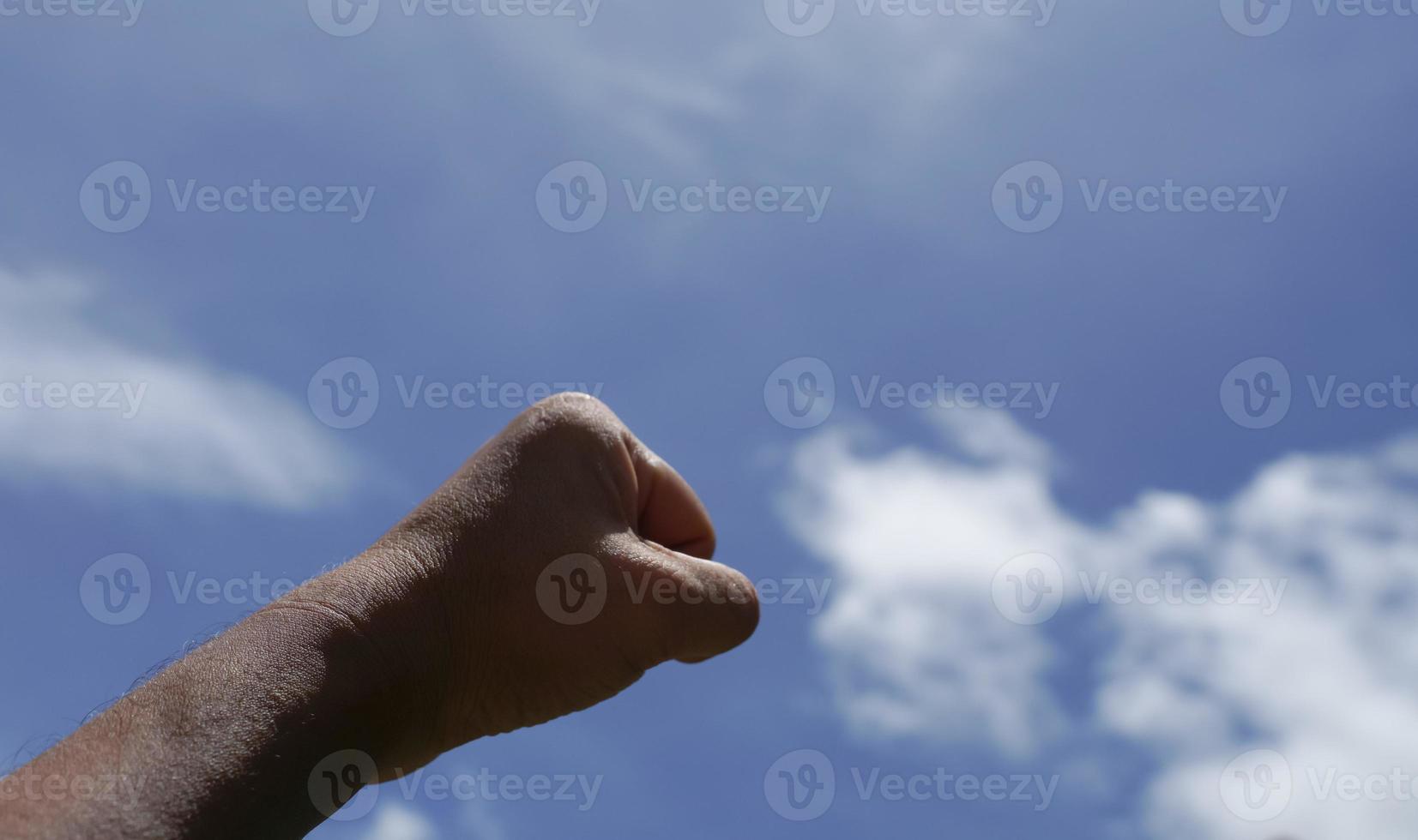 mão esquerda segurada em um fundo celestial foto