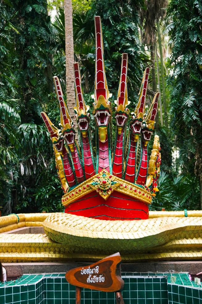 serpente vermelha no templo da Tailândia foto
