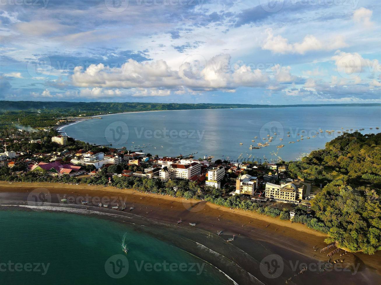 bela vista aérea panorâmica da praia de pangandaran. foto