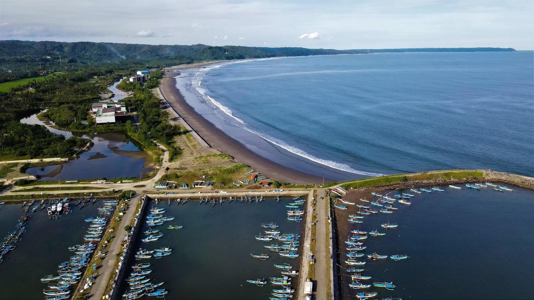 bela vista aérea panorâmica da praia de pangandaran. foto