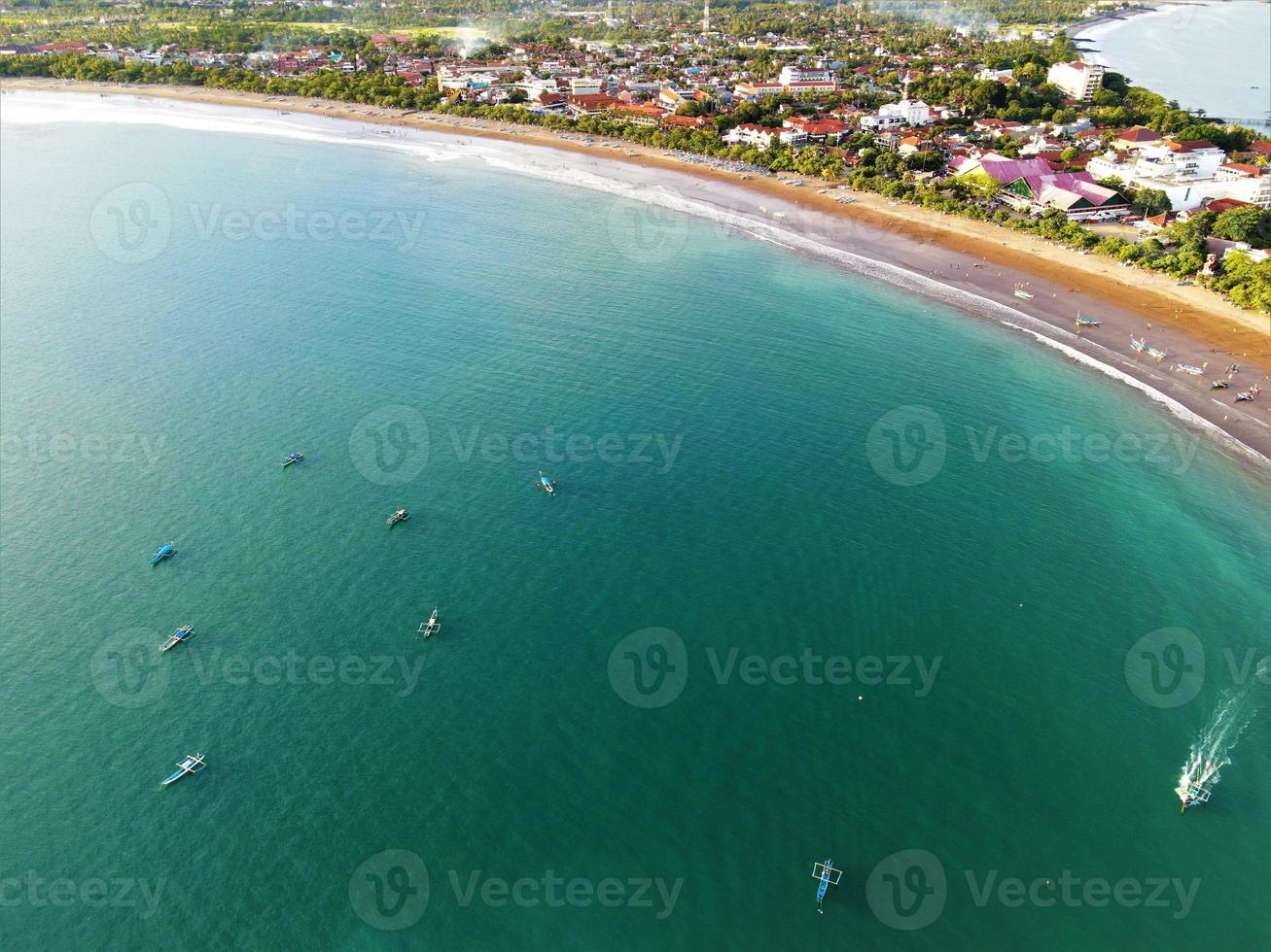 ciamis, oeste de java-indonésia, 12 de maio de 2022 - bela vista aérea panorâmica da praia de pangandaran. foto